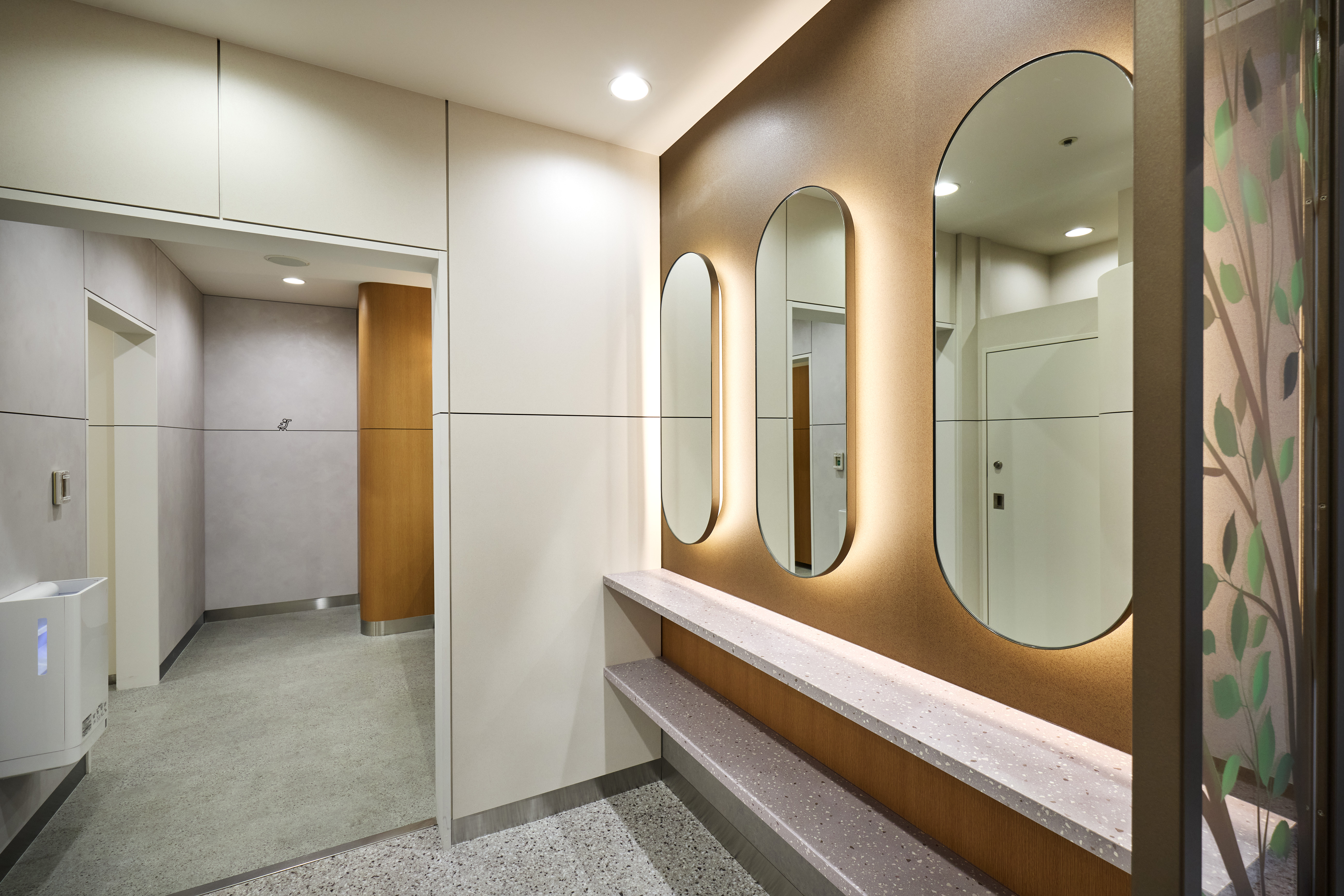 川崎ルフロン 共用トイレ（駅直結商業施設の共用トイレ改修）の写真 4