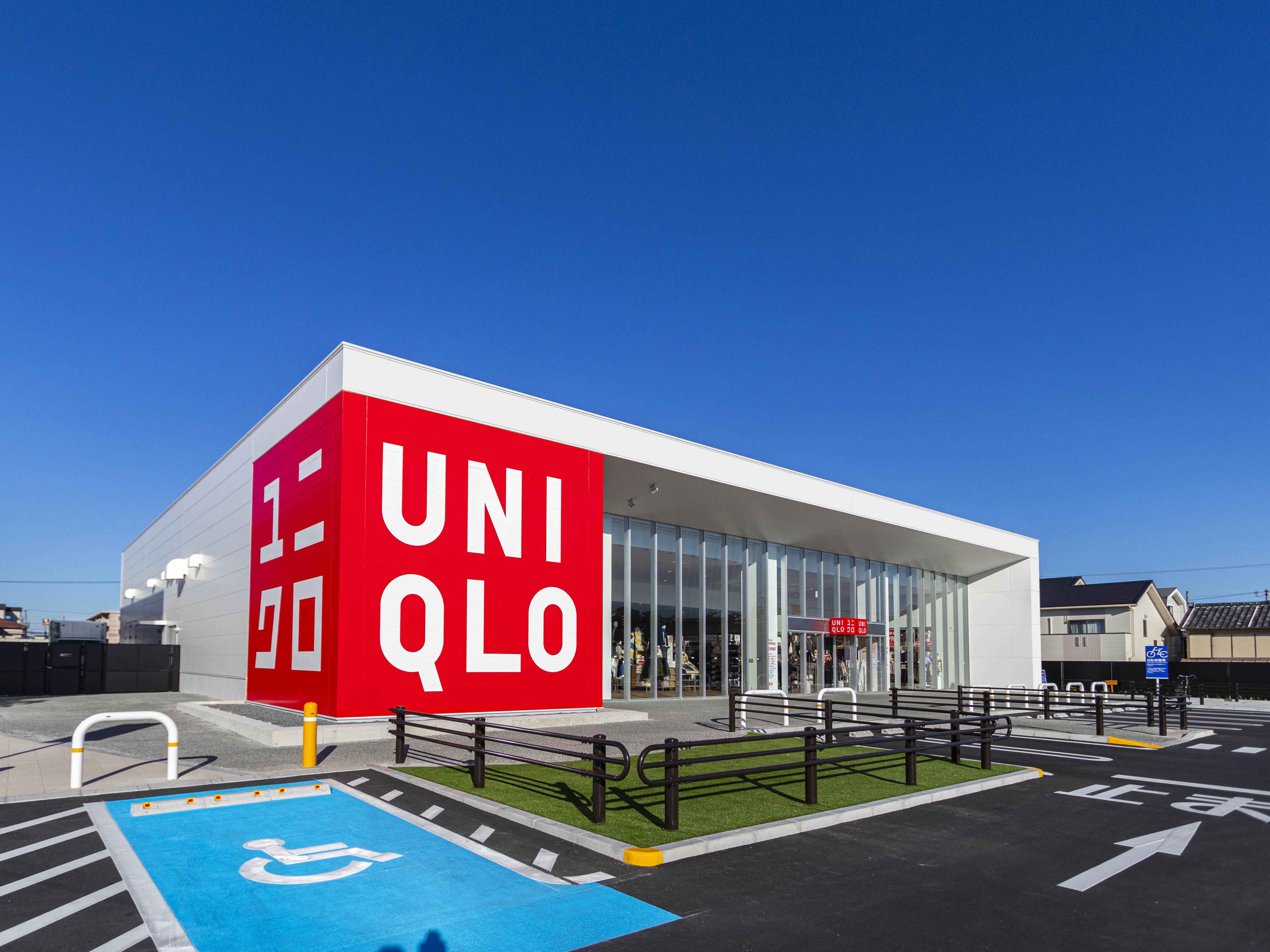 静岡県のユニクロ そよら浜松西伊場店|アパレルのロードサイド型店舗の建築・内装デザイン事例(株式会社ノムラアークス) 静岡県のユニクロ そよら浜松西伊場店|アパレルのロードサイド型店舗の建築・内装デザイン事例(株式会社ノムラアークス)