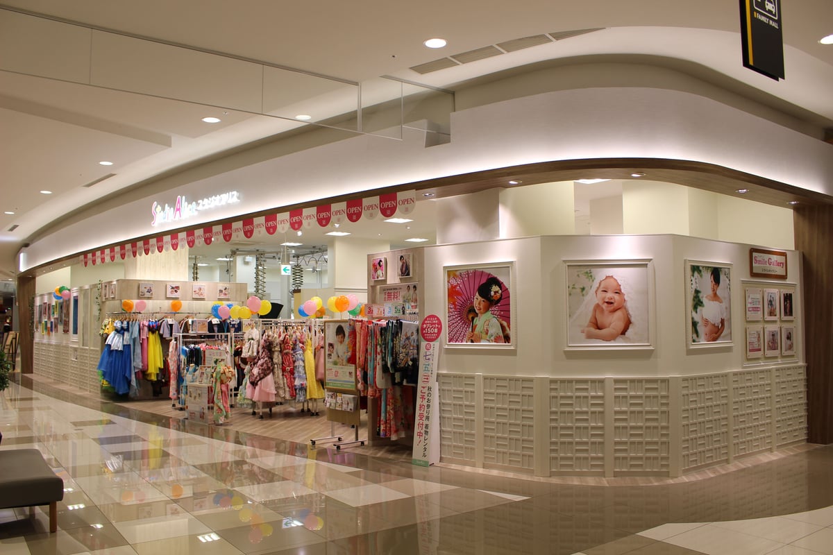 千葉県のスタジオアリス 幕張新都心店｜写真スタジオの内装デザイン事例（株式会社ノムラアークス）