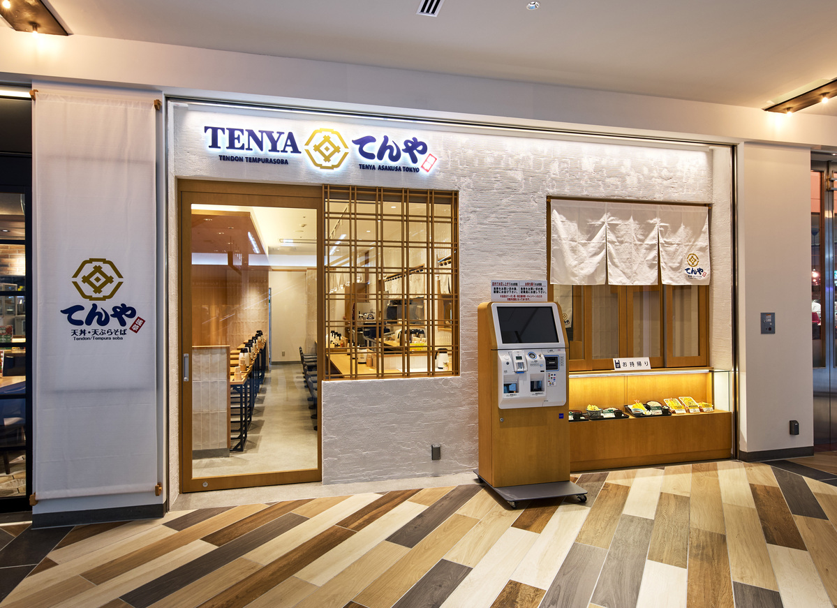 東京都のてんや 羽田空港第1ターミナル店｜天丼チェーンのリブランディング店舗の内装デザイン事例（株式会社ノムラアークス）