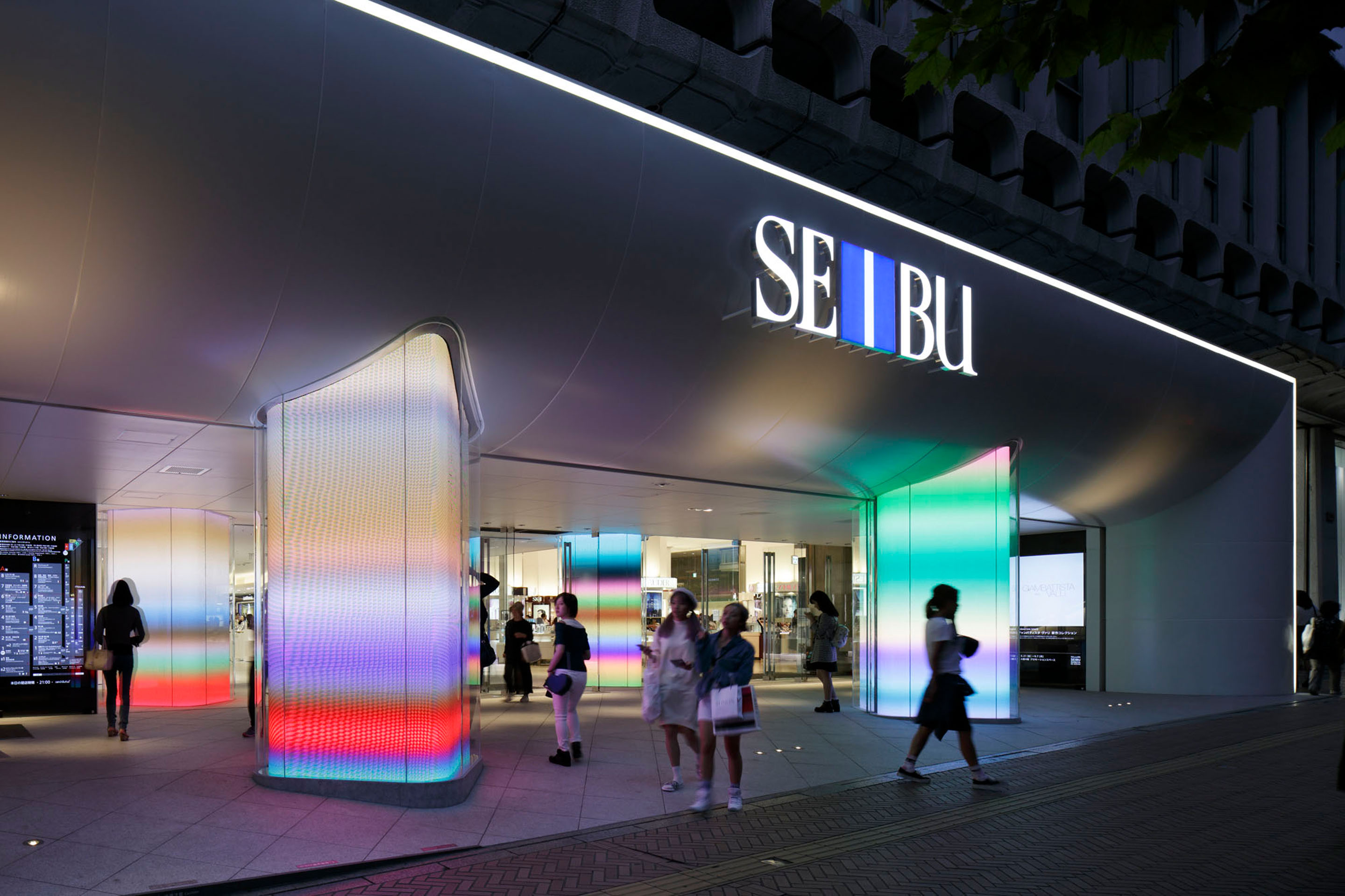 西武渋谷店 エントランス（百貨店のエントランスリニューアル）の写真 4