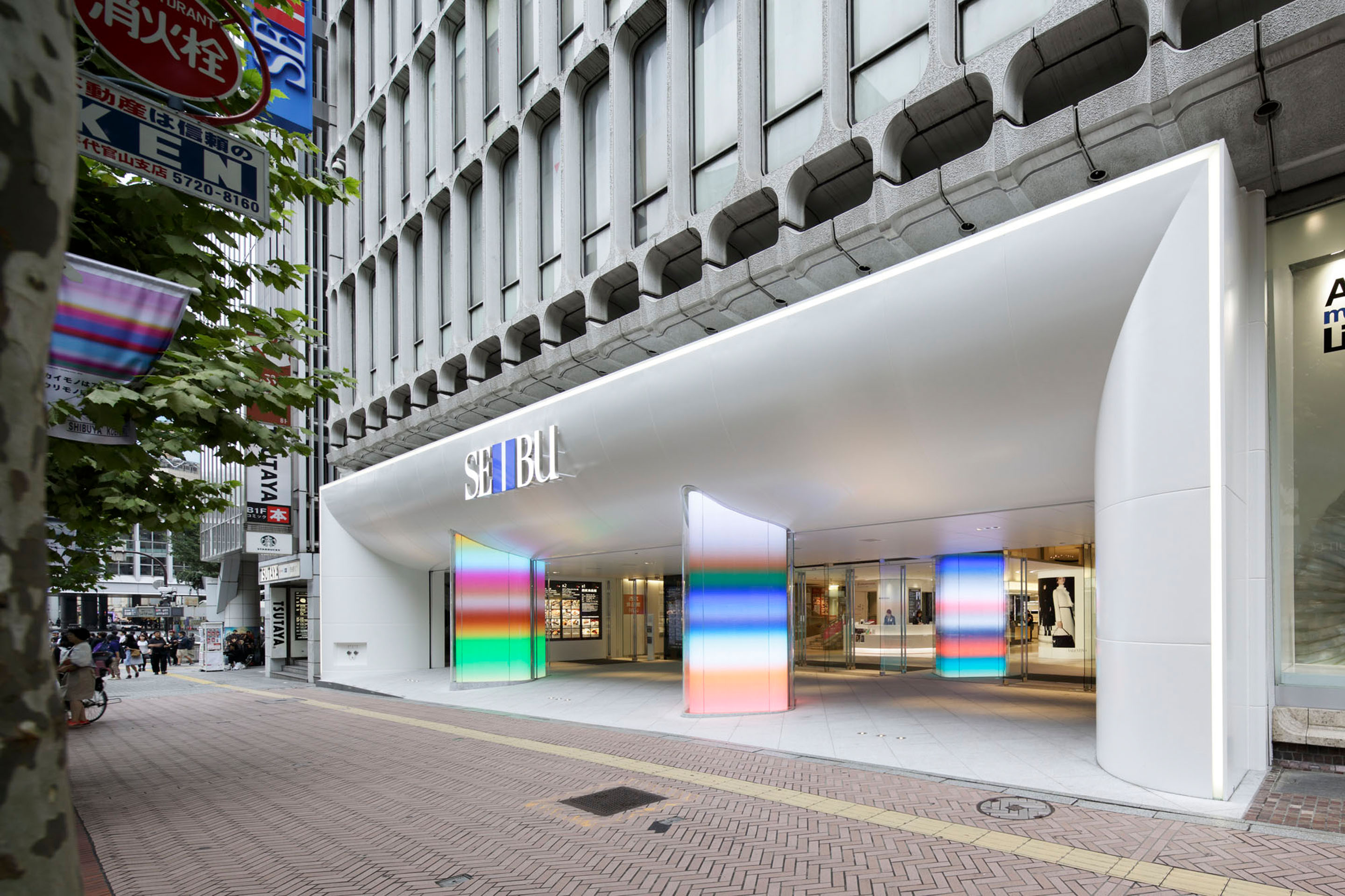西武渋谷店 エントランス（百貨店のエントランスリニューアル）の写真 3