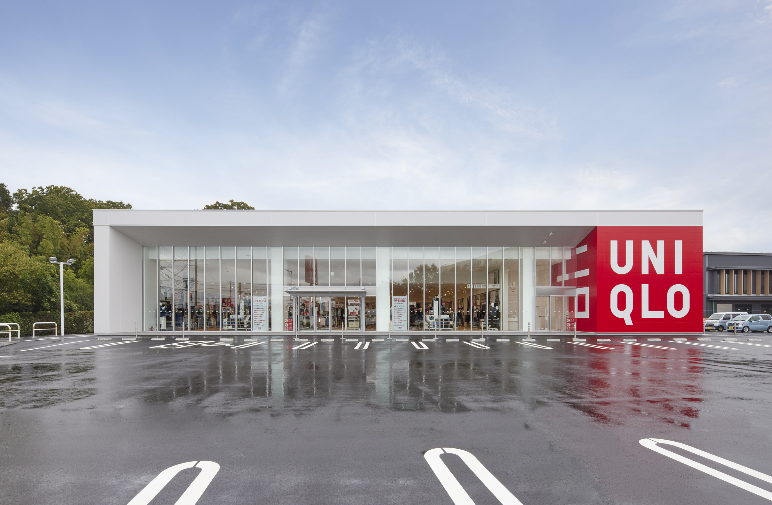 ユニクロ 東村山市民スポーツセンター前店（アパレルのロードサイド型店舗）の写真 2