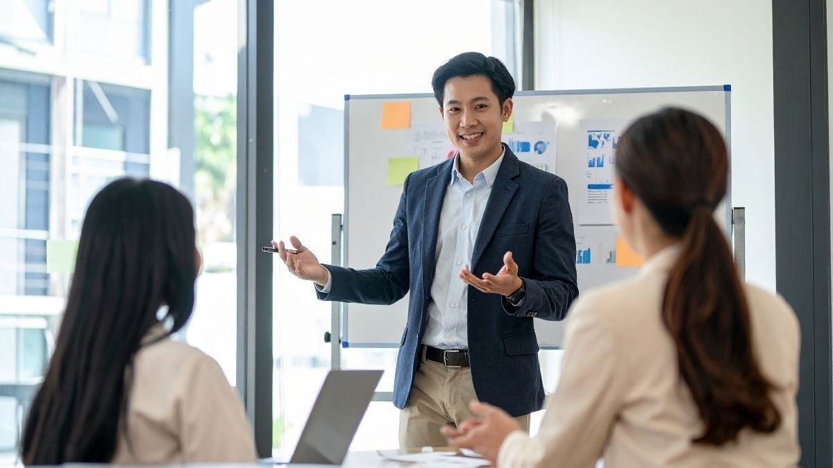 スケジュールやタスクをボードで共有しながら議論するプロジェクトチーム