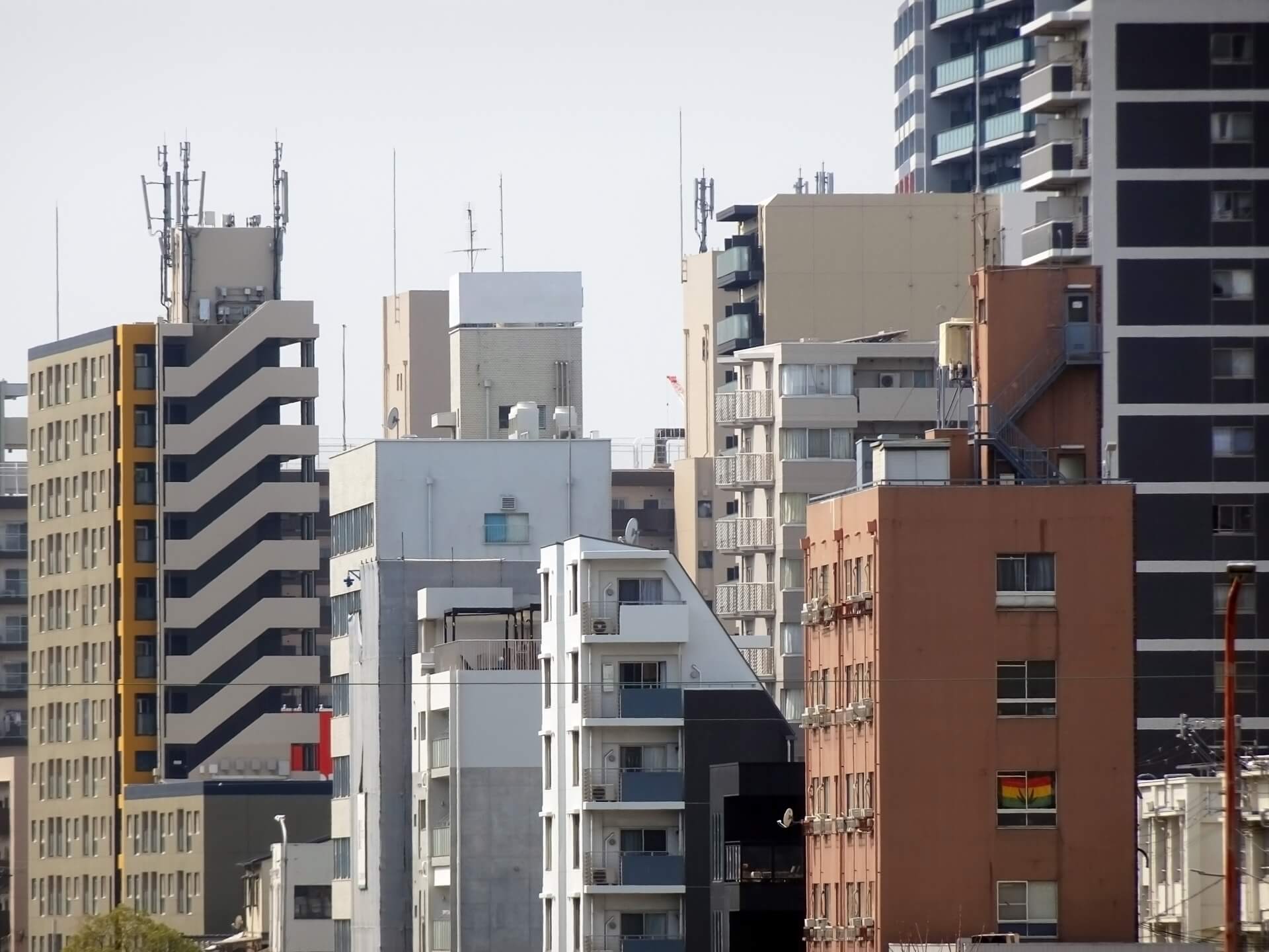都市部に立ち並ぶ中小規模の築古ビル群